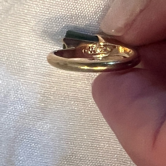 Green and Gold Ring with Elegant Design - Picture 6 of 6